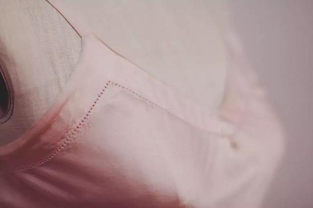 如何缝衣服看不出针脚，衣服怎么缝针看不出来（服装制作中小细节的制作工艺）