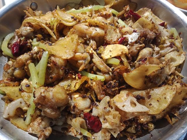 牛蛙是田鸡吗，牛蛙是癞蛤蟆吗（田鸡、牛蛙、青蛙分不清楚）