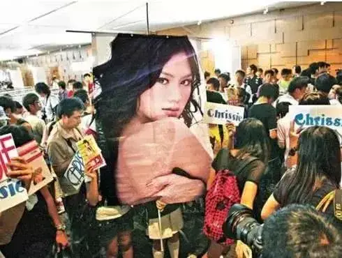 冷瞳～挚爱あ倾雪网名，冷瞳～挚爱あ倾雪微信昵称（十年香港嫩模浮沉史）