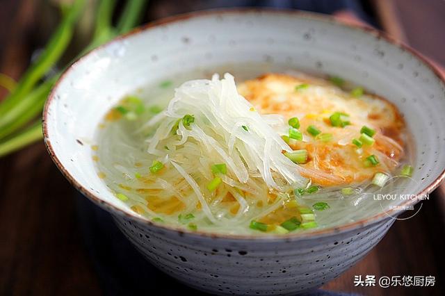 萝卜豆腐汤的做法，白萝卜豆腐汤怎么做（冬天干燥多喝汤）