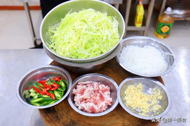 粉丝用冷水泡还是热水，干粉丝用冷水浸泡还是开水（粉丝不能泡软就炒）