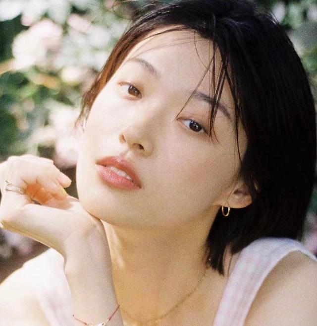 张艾嘉儿子王令尘庆生，与超模游天翼相拥秀恩爱，热恋四年很甜蜜