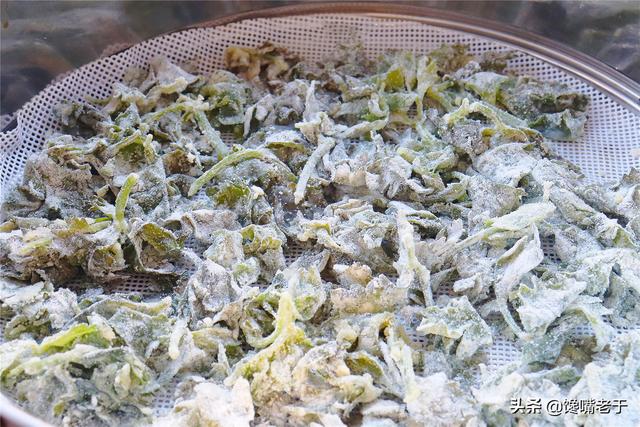 用芹菜叶做咸菜的简单方法，芹菜叶能做咸菜吗（我家此菜叶子从不扔）