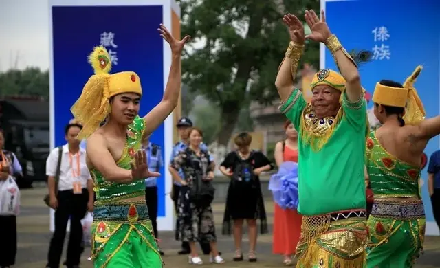 孔雀舞是什么民族的舞蹈，孔雀舞是什么民族的舞蹈音乐（关于云南《孔雀舞》除了杨丽萍老师）