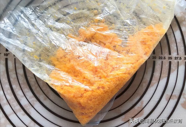 网红咸蛋黄饼干的做法，咸鸭蛋黄饼干（层次分明超级酥脆）