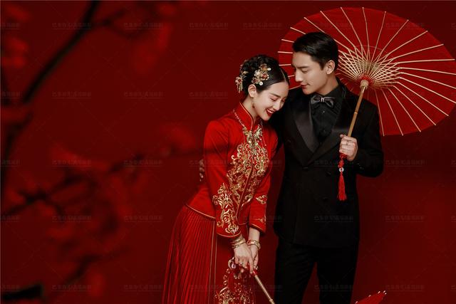 拍婚纱照姿势，拍婚纱照姿势是自己摆还是摄影师教（婚纱照拍摄姿势攻略丨备婚新人mark一下）