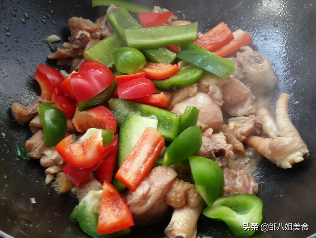 爆炒鸡肉做法，爆炒鸡肉的做法大全 视频（味道香浓很下饭）