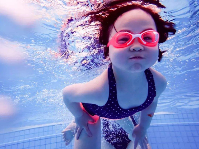 孩子游泳的好处与坏处，小孩坚持游泳的好处和坏处（备受追捧的“婴儿游泳”）