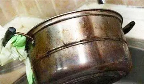 锅烧糊了怎么办，煮东西把锅烧糊了怎么办（不管啥锅总有一种能解决）
