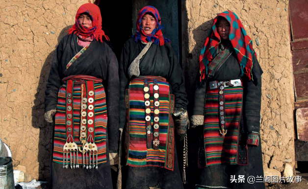 在三江源地区，藏族妇女穿着的围裙是已婚妇女的标志