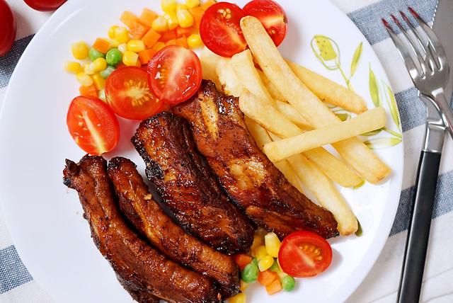 香烤猪排怎么做，香烤猪排怎么做好吃（我和家人就爱这样吃烤猪排）