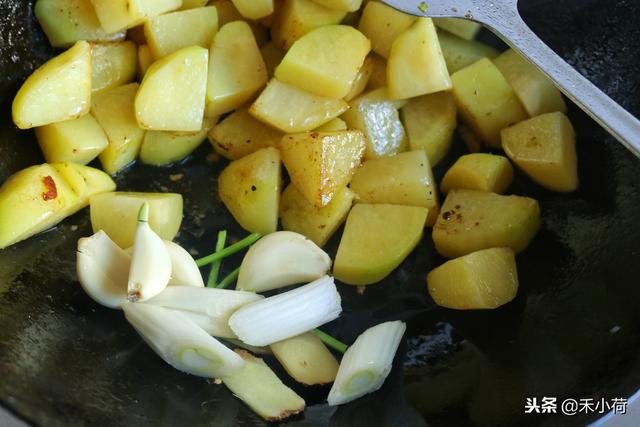 土豆轻松炖烂的技巧，如何把土豆炖烂（炖土豆多加这一步）