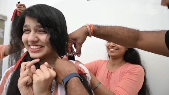 一个月头发能长十厘米，头发一个月轻松长出10CM（印度女孩10多年没剪头发）