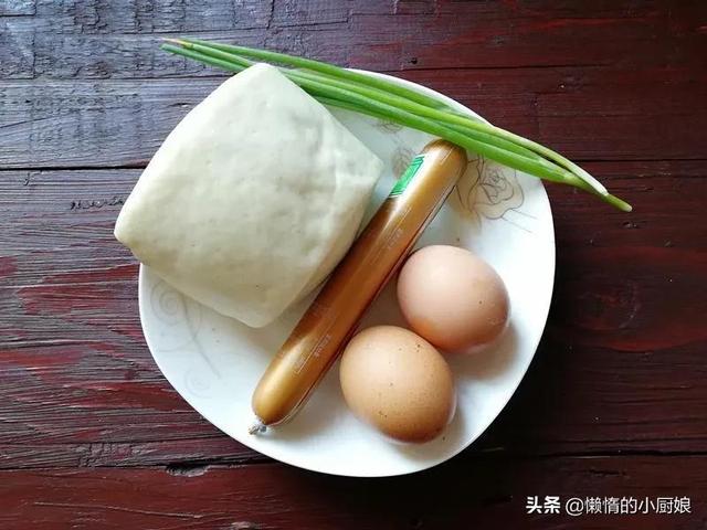 剩馒头怎么做好吃，老面馒头怎么做好吃（像我这样加2根火腿和鸡蛋）