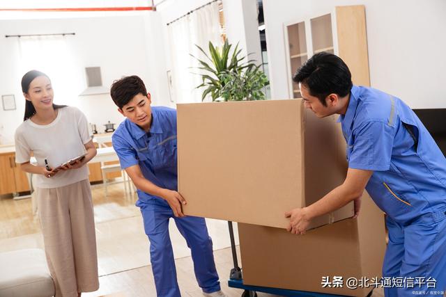 乔迁之喜发朋友圈通知，乔迁之喜微信朋友圈发信息要怎么写好（办公室、新房乔迁短信请柬群发怎么写）