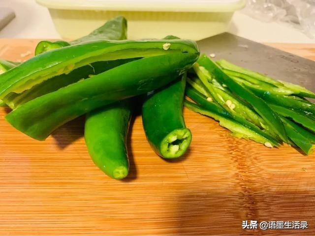 土豆炒青椒，土豆炒青椒的做法家常（记忆深处的味道）