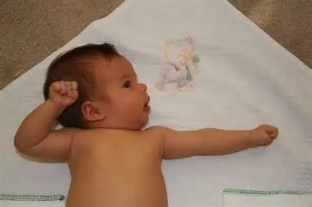 宝宝肢体运动及先天反射动作特点，婴儿的先天性反射动作主要包括哪些（婴儿反射：妈妈们好好看看）