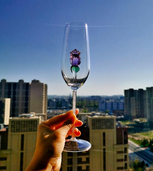 红酒图片唯美酒杯，红酒图片唯美酒杯图（小酌用玫瑰花酒杯让心情更美丽）