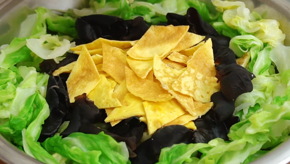 圖片[4]-【涼拌包菜雞蛋皮】做法步驟圖 不用刀切不用炒 香辣開胃太過-起舞食譜網