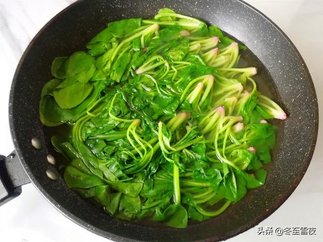 凉拌菠菜花生米，花生米和菠菜怎样凉拌好吃（教你做成夏季开胃凉拌菜）