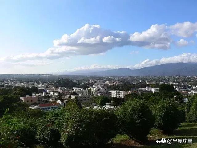 琥珀是什么样子的，琥珀长什么样子（唯一能“变色”的琥珀）
