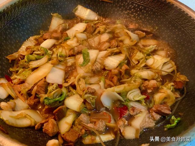 炖白菜的家常做法，猪蹄炖白菜的家常做法（大白菜这样炖特好吃）