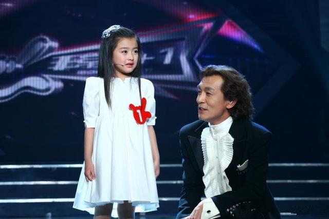 哈文的父亲到底是谁，哈文父亲资料（口吃、失声、进央视、怼台长）