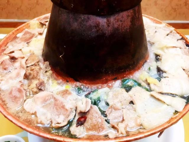 酸菜火锅的做法，羊蝎子酸菜火锅做法（在家做饭系列：酸菜什锦火锅）