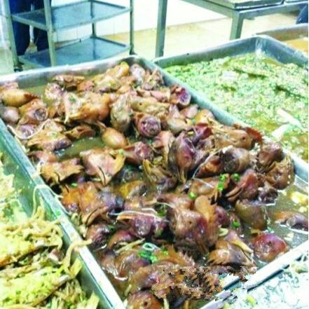 高校食堂现冰镇麻辣烫，听说很好吃高校食堂黑暗料理（那些年学校食堂黑暗料理大全）