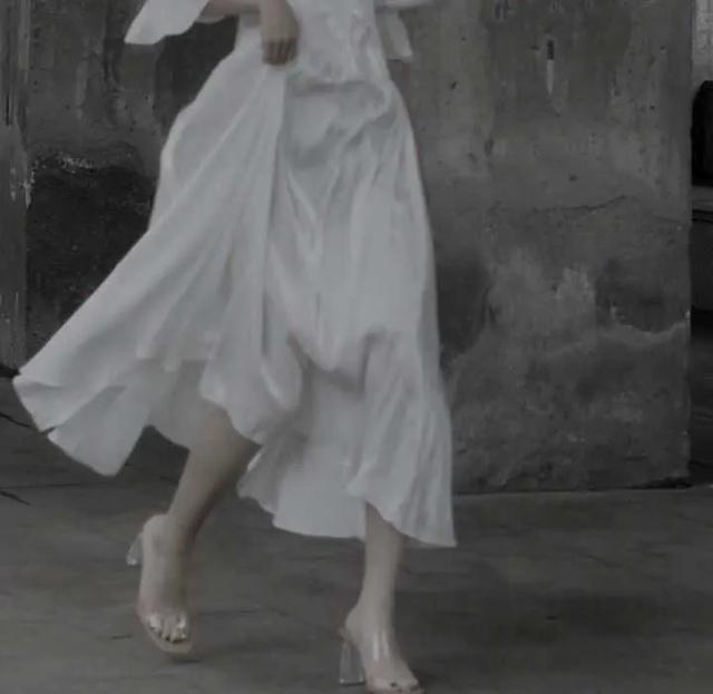 性感头像女生个性头像，女生性感头像／部位头像／“感动代替不了感情，念旧也回不到曾经” ​微信（部位头像丨一厢情愿，愿赌服输）