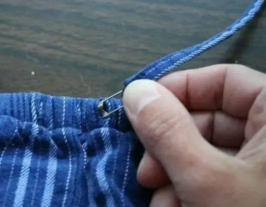 裤子起球怎么快速去掉，衣服起毛用什么办法把它去掉（裤子不合身……教你一招）