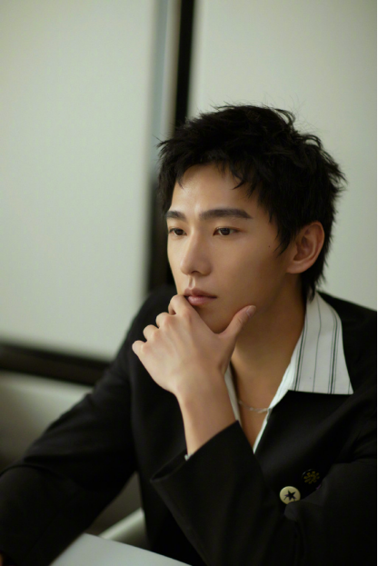 蒙奇奇项链真假如何鉴别，蒙奇奇项链正版多少钱一个（穿睡衣风衬衫矜贵成公子哥）