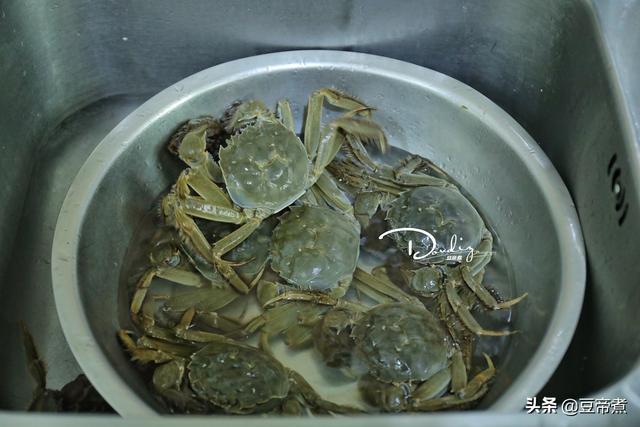 大闸蟹怎么做好吃，冷冻的大闸蟹怎么做好吃（大闸蟹正确的做法是这样的）