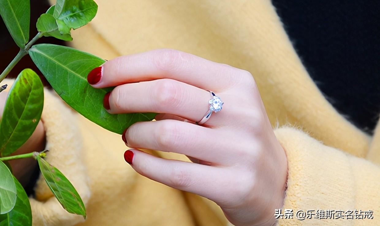情侣戴戒指男女应该戴哪只手，热恋中的情侣戒指戴哪个手指（有情人这么戴更显恩爱）