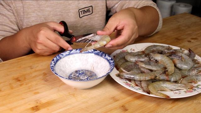 在家里怎么做香酥大虾，炸大虾，有人用面粉有人直接炸