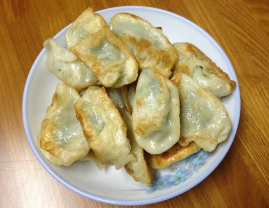 煎饺怎么做不粘锅，煎饺子的小技巧（别急着“出锅”）