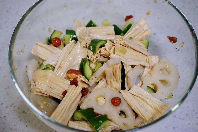 小乳瓜怎样拌好吃，小乳瓜的吃法（三色搭配口感清爽又好看）