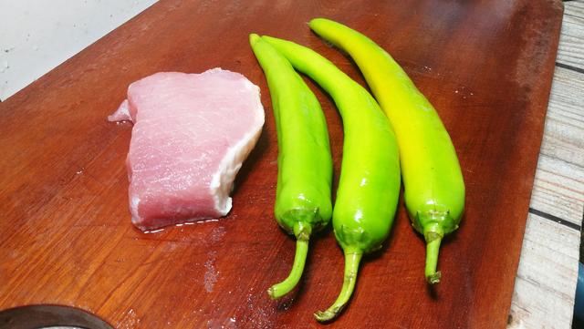 肉炒青椒的做法，肉炒青椒的家常做法（技巧跟做法都告诉你）