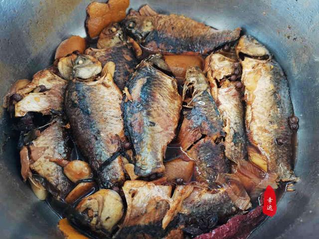 酥鱼的做法和配料，酥鱼的做法和配料炸鱼起（鱼刺变得绵软不必吐剌了）