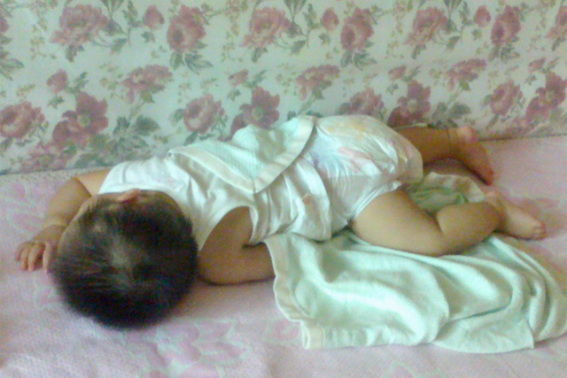 婴儿趴着的正确姿势图，宝宝趴睡的正确姿势（“正确趴睡”爸妈要知道）