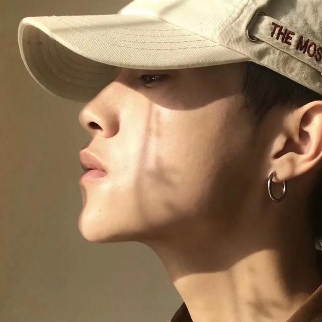 超级好看的白色头发男生头像微信，超级好看的白色头发男生头像（男生头像--眼前的黑不是黑）