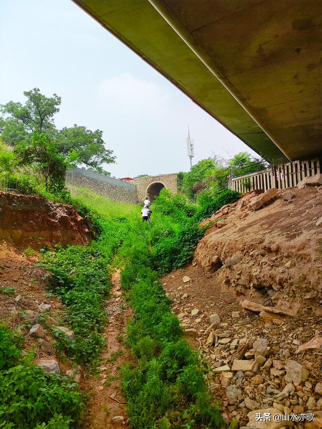 秦皇古道在哪呢，秦皇古道的简介（一座因唐僧晾经而得名的山岭）