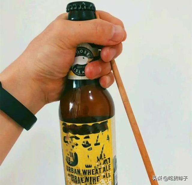打火机怎么开啤酒瓶盖，如何开啤酒瓶盖（只要找对瓶盖上的小机关）