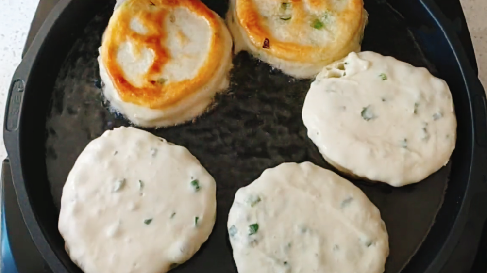 图片[4]-【发面葱花饼】做法步骤图 手不沾面筷子一擀 蓬松暄软凉了也-起舞食谱网