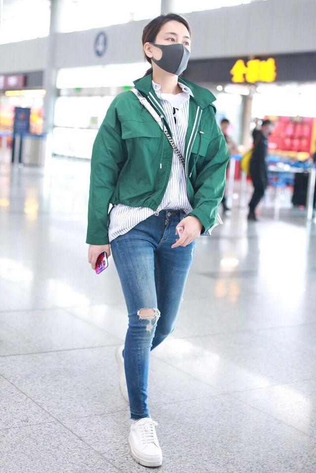 绿色衣服配什么颜色的裤子，绿色体恤配什么颜色裤子好看（用“绿色”外套配牛仔裤）