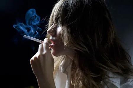 从细节看出抽烟的女人,如何看待女的抽烟(抽烟的女人)