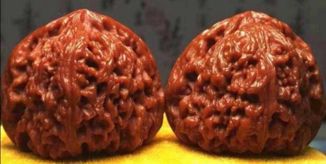 文玩核桃怎么盘，汗手文玩核桃怎么盘（怎样盘出一对晶莹剔透、包浆浑厚的核桃）