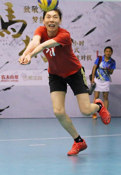 排球基本技术传球，如何在排球场上显得很厉害