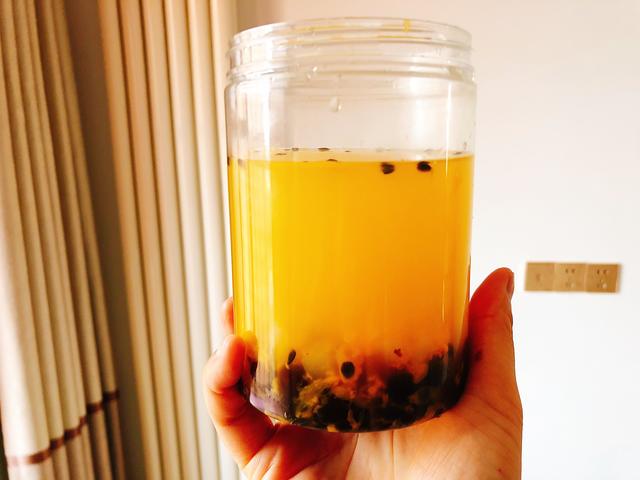 百香果双响炮的做法步骤，百香果双响炮怎么做（Coco火爆的百香果双响炮冰饮做法）