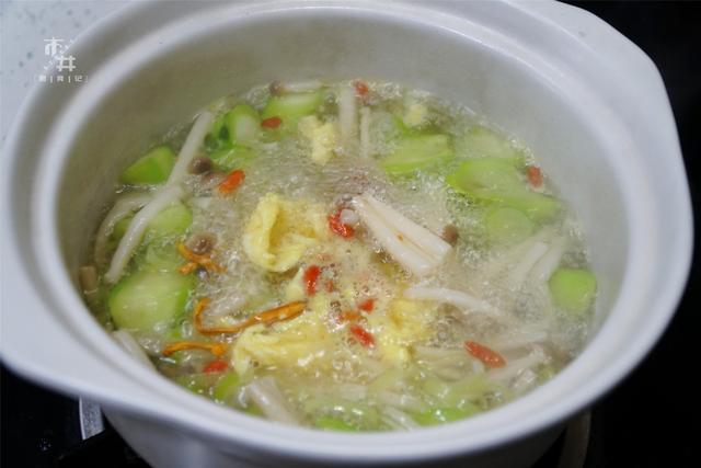 丝瓜煮汤怎么煮才好吃，丝瓜汤这么做好吃（它和丝瓜一起煮是绝配）